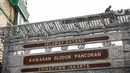 Sejumlah pekerja membangun gapura di Jalan Pancoran, Jakarta, Sabtu (11/6/2022). Pembangunan gapura tersebut bertujuan mempercantik kawasan Chinatown (Pecinan) Glodok Pancoran. (Liputan6.com/Faizal Fanani)