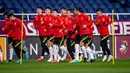 Para pemain China melakukan pemanasan saat mengikuti sesi latihan di Stadion Saitama, Jepang, Rabu (26/1/2022). China akan menghadapi Jepang pada Kualifikasi Piala Dunia 2022 Grup B Zona AFC. (AFP/Philip Fong)