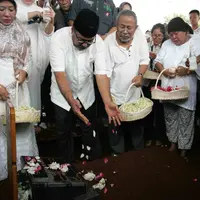 Foto Pemakaman Ibunda Rano Karno (andy Masela/bintang.com)