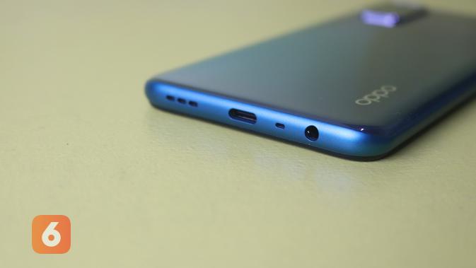 Sisi bawah Oppo A92 (Liputan6.com/ Agustin Setyo Wardani)