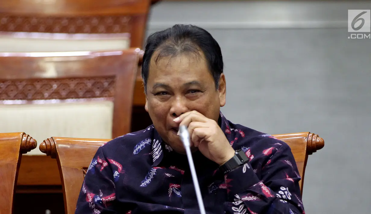 Ekspresi calon hakim MK, Arief Hidayat saat menjalani uji kelayakan dan kepatutan Hakim MK di ruang rapat Komisi III, Senayan, Jakarta, Rabu (6/12). Komisi III DPR menguji calon tunggal untuk mengisi posisi Hakim MK. (Liputan6.com/Johan Tallo)