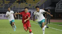 Ryan Lee (Merah) saat membela Hong Kong menghadapi tuan rumah Timnas Indonesia pada Kualifikasi Piala Asia U-20 2023 (16/9/2022). (Bola.com/Wahyu Pratama)