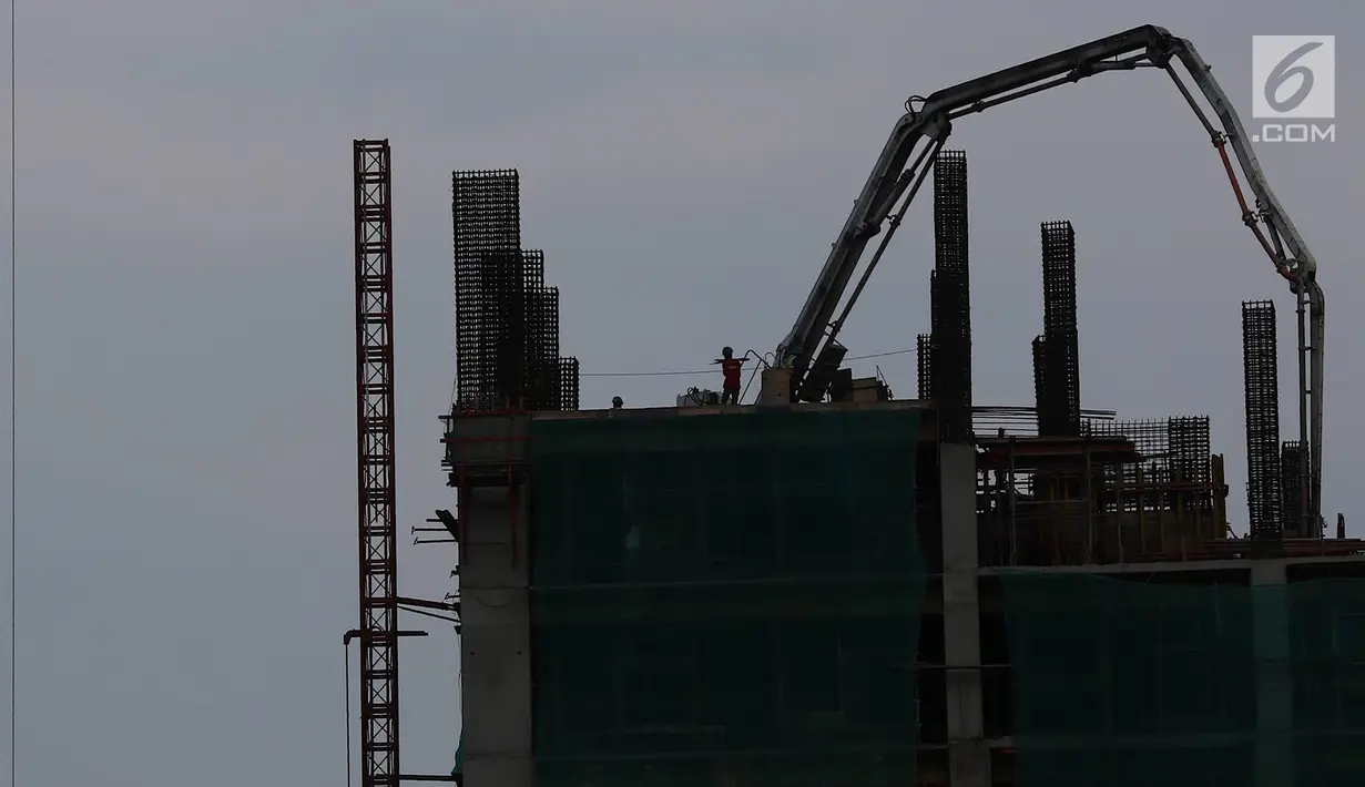 Pekerja menyelesaikan pembangunan gedung bertingkat di Jakarta, Senin (25/2). Sementara negara tetangga seperti Malaysia proyeksi pertumbuhan ekonominya berada dalam kisaran yang sama, namun posisinya di bawah Indonesia. (Liputan6.com/Immanuel Antonius)