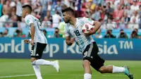 Penyerang Argentina, Sergio Aguero berselebrasi usai mencetak gol ke gawang Prancis pada babak 16 besar Piala Dunia di Kazan Arena di Kazan, Rusia, (30/6). Prancis menang tipis 4-3 atas Argentina. (AP Photo/Ricardo Mazalan)