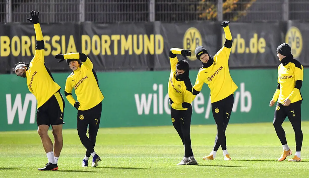 Pemain Borussia Dortmund saat sesi latihan jelang laga Liga Champions, Selasa (24/11/2020). Dortmund akan berhadapan dengan Club Brugge. (AP/Martin Meissner)