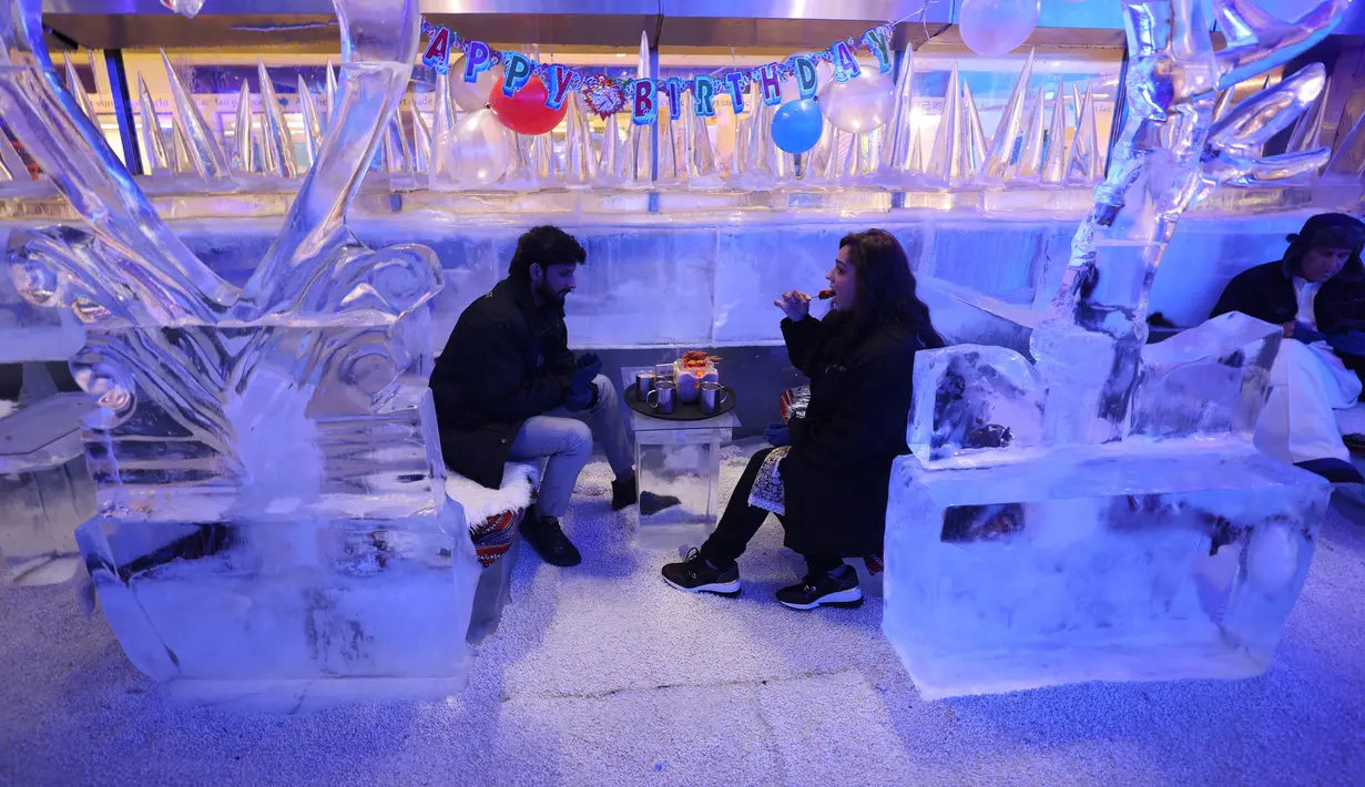 ChillOut Ice Lounge resmi dibuka pada tahun 2007, namun mengalami renovasi besar pada Juli 2014. Pada tahun 2018, bar ini juga mengalami pemeliharaan dengan menambah desain interior pada bagian dalam. (KARIM SAHIB/AFP)