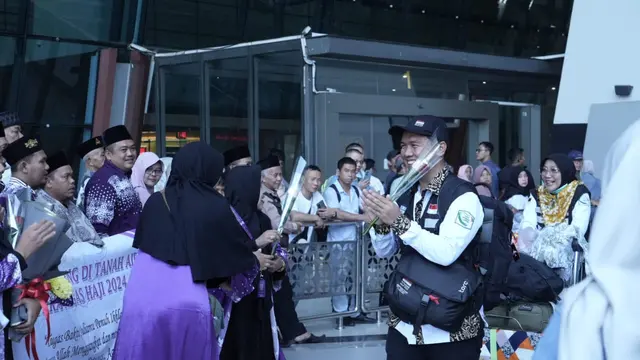 Sejumlah Jemaah Haji Menyambut Kedatangan Petugas Haji Indonesia 2024 di Bandara Soetta