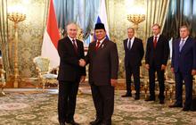 Dua Momen Akrab Prabowo Genggam Erat Tangan Presiden Putin, Berjalan Gagah Dikawal Mayor Teddy