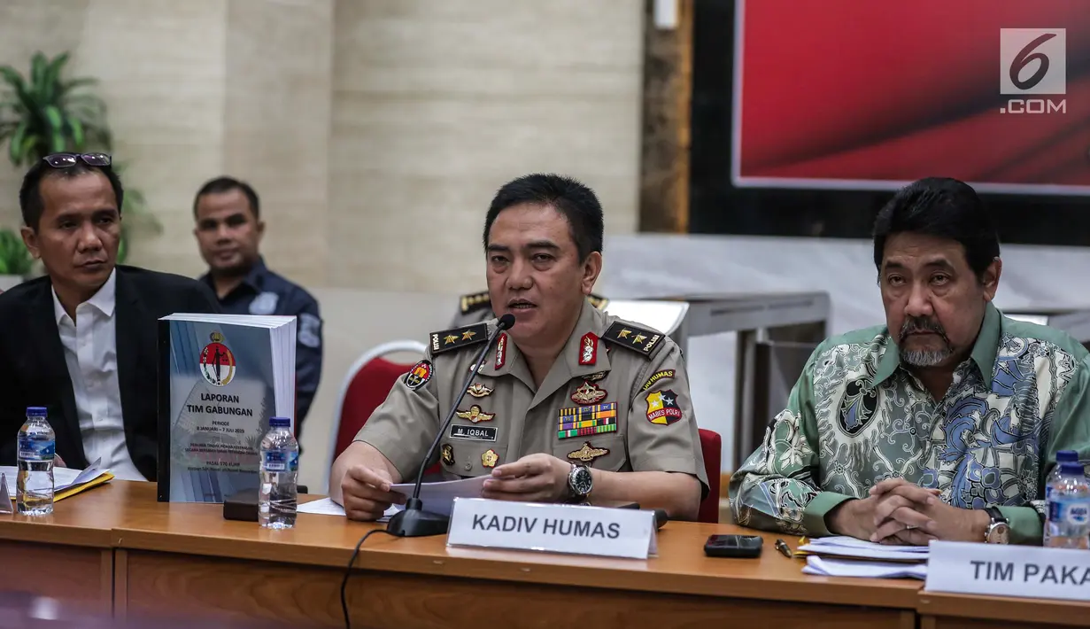 Kadiv Humas Mabes Polri Irjen M Iqbal (tengah) memberi keterangan terkait perkembangan kasus Novel Baswedan di Mabes Polri, Jakarta, Rabu (17/7/2019). TGPF menduga kuat teror air keras kepada penyidik senior KPK tersebut dipicu oleh kasus-kasus yang sebelumnya ditangani. (Liputan6.com/Faizal Fanani)