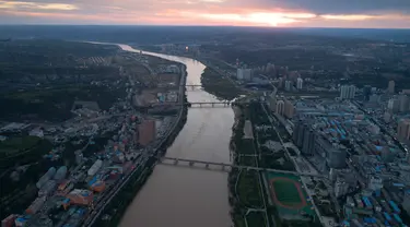 Foto dari udara yang diabadikan pada 8 September 2020 ini memperlihatkan pemandangan di sepanjang Sungai Kuning di Wilayah Fugu (kanan) di Provinsi Shaanxi, China barat laut, dan Wilayah Baode di Provinsi Shanxi, China utara. (Xinhua/Shao Rui)