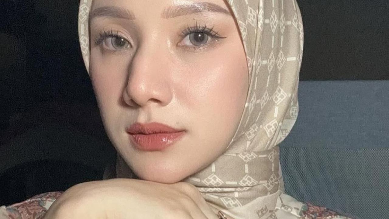 Potret Sederhana Indri Giana, Istri Ustaz Riza yang Pesonanya Bikin Netizen Terpukau