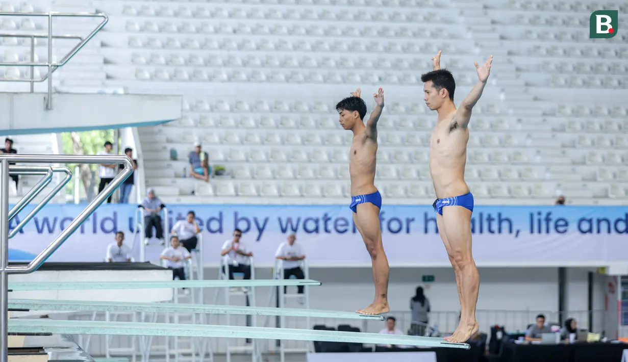 Pasangan Andriyan (kanan) dan M. Yudha Prasetyo bersiap melakukan lompatan dalam nomor papan lompat indah putra Indonesia Open Aquatic Championships 2025 (IOAC 2025) di Stadion Akuatik GBK, Senayan, Jakarta, Selasa (25/11/2025). (Bola.com/Bagaskara Lazuardi)