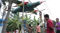 Penampakan Sukhoi Nyangkut di Atas Gapura Bikin Heboh Warga Tegal