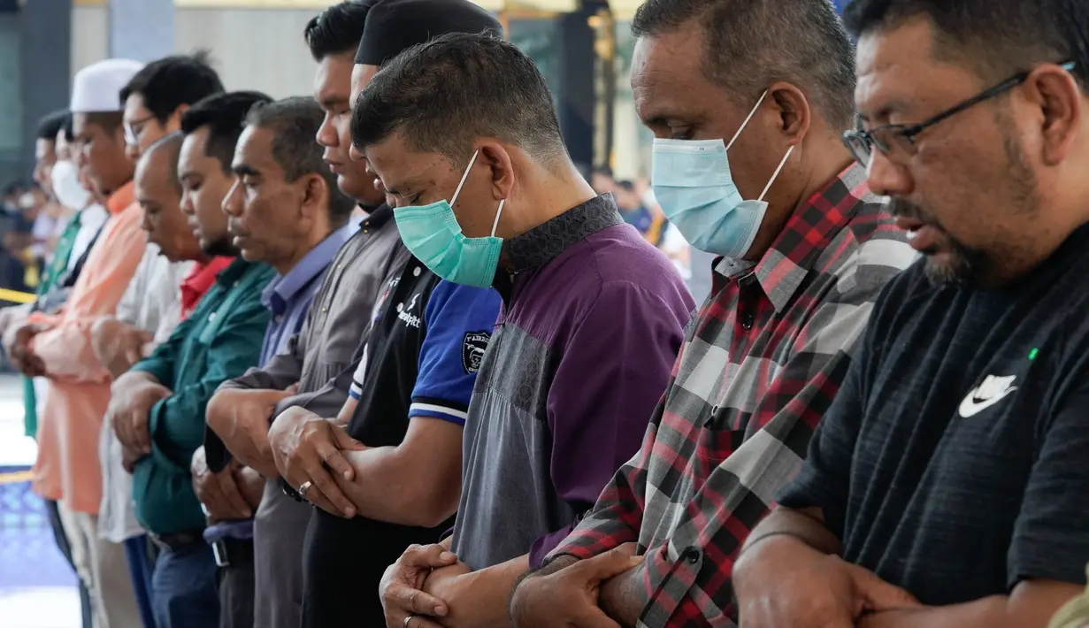 Umat muslim Malaysia melaksanakan ibadah salat Jumat dengan khotbah yang dipersingkat di Masjid Nasional di Kuala Lumpur, Jumat (13/3/2020). Malaysia memutuskan tetap melakukan salat Jumat, tetapi dengan pedoman yang ketat pasca-penyebaran virus corona COVID-19. (AP Photo/Vincent Thian)
