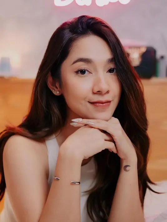 Kesan cantik semakin terpancar saat Dinda Kirana memilih menggerai rambut panjangnya. [Instagram/dindakirana.s]