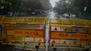 Sebuah barikade polisi Delhi memblokir jalan selama jam malam akhir pekan di New Delhi, India, Sabtu (8/1/2022). Pihak berwenang memberlakukan jam malam selama akhir pekan di seluruh negara bagian Delhi saat jumlah kasus covid-19 kembali melonjak. (Prakash SINGH/AFP)