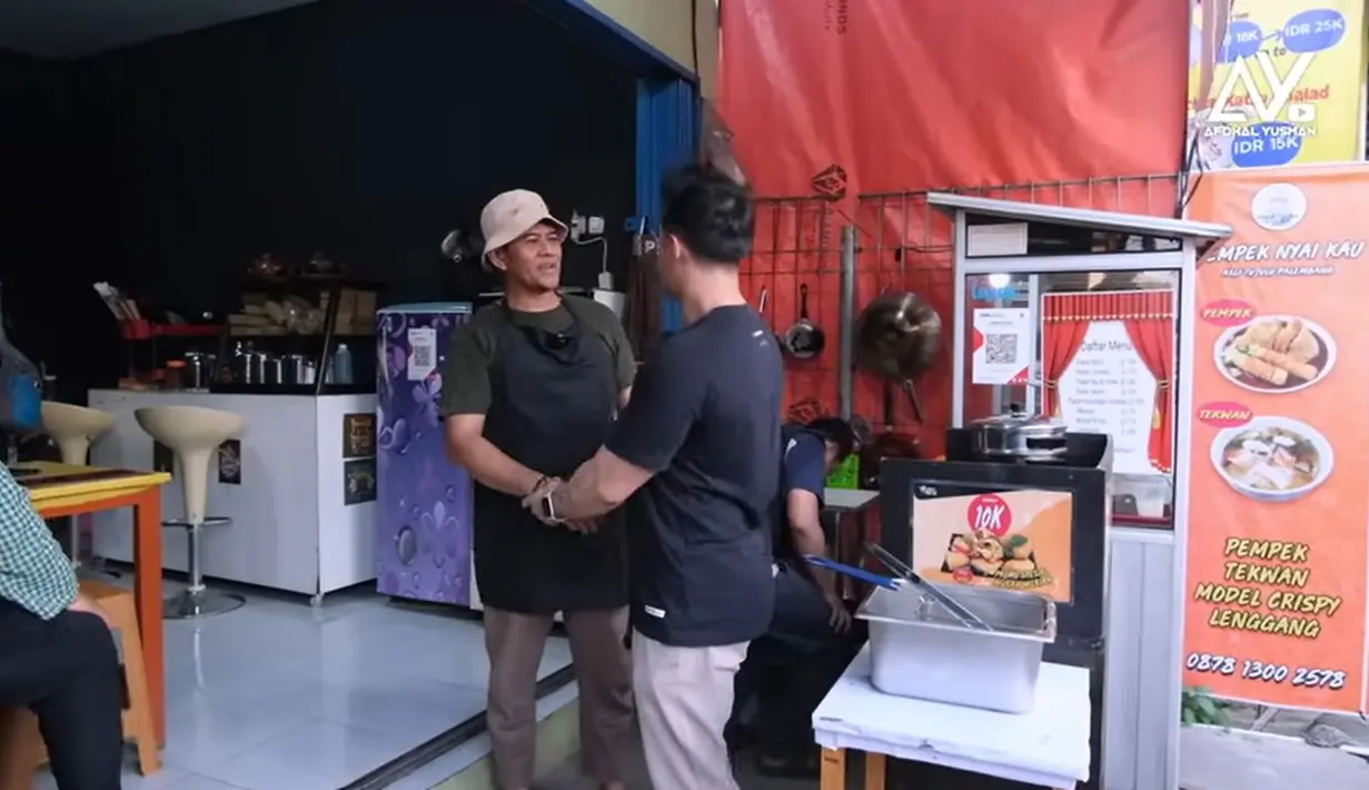 "Kita jalanin aja rezeki yang Allah kasih. Waktunya syuting kita syuting InsyaAllah," kata Aris seperti dilansir dari YouTube Afdhal Yusman. [Youtube/Afdhal Yusman]