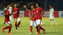 Bek timnas Indonesia U-23, Manahati Lestusen (ketiga kanan) merayakan golnya ke gawang Timor Leste di laga kualifikasi grup H Piala Asia 2016 di Stadion GBK Jakarta, (27/3/2015). Indonesia unggul 5-0 atas Timor Leste. (Liputan6.com/Helmi Fithriansyah)