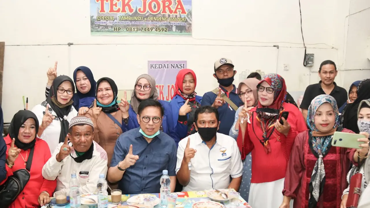 Calon Gubernur Sumatera Barat (Sumbar) Mulyadi blusukan ke Pasar Padang Panjang (Foto: IStimewa)