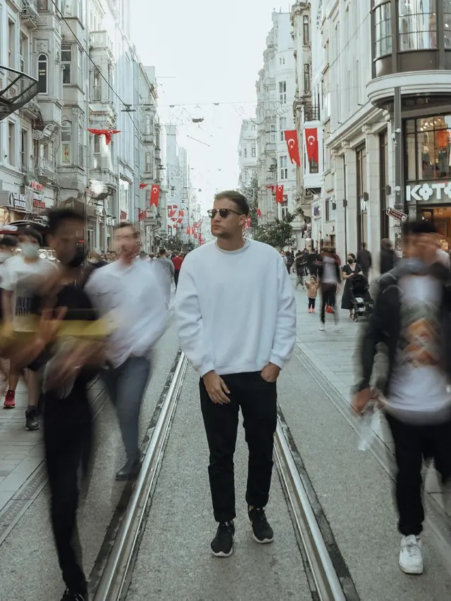 Jadi Duda 6 Tahun, Ini 6 Potret Terbaru Stuart Collin yang Kini Hobi Traveling