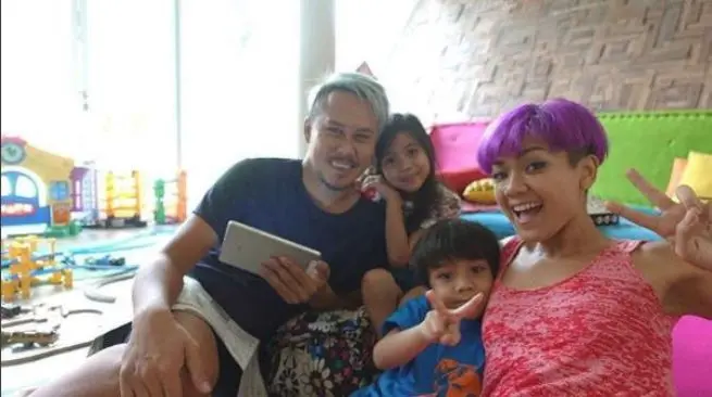 Nirina Zubir bersama suami dan anak-anaknya (Foto: Instagram)