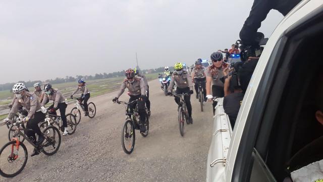 Kakorlantas Polri Irjen Royke Lumowa meninjau langsung kesiapan ruas Tol Pemalang-Semarang menggunakan sepeda ontel. (Foto: Liputan6.com/Polres Pemalang/Muhamad Ridlo)