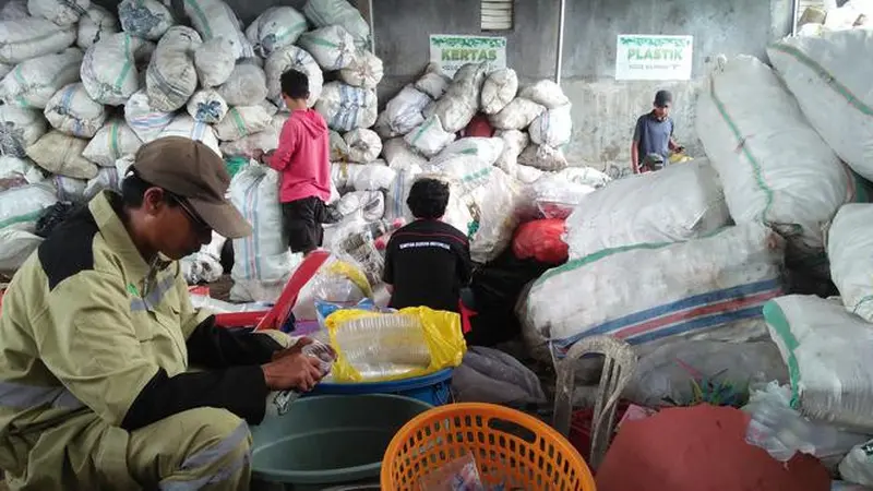 Sebelum menjadi campuran aspal jalan, sampah plastik diolah terlebih dulu dengan cara dicuci kemudian dipotong kecil-kecil.