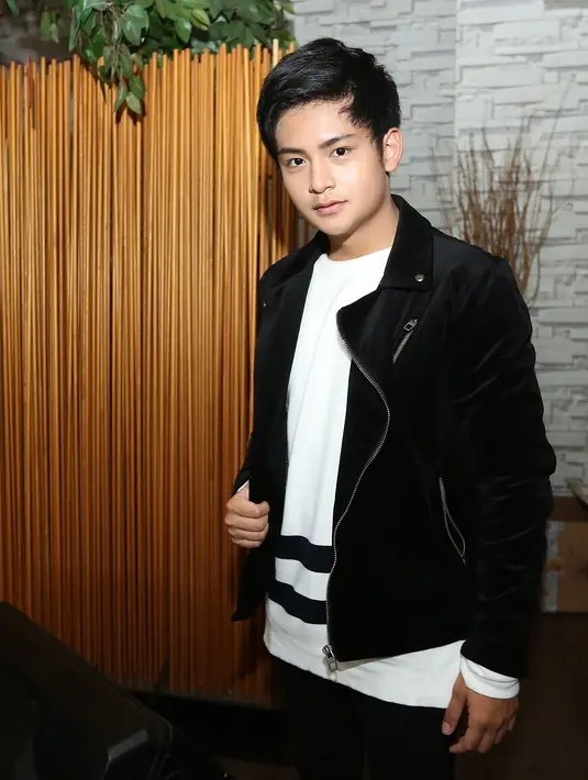 “Kalau dulu kan aku nyanyi, se-enjoynya aku. Nah sekarang memang serius, aku juga sudah luangkan waktu untuk jadwal promo, seperti radio, dan untuk off-air juga," kata Randy Martin. (Bambang E Ros/Bintang.com)