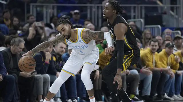 Pemain baru Los Angeles Lakers D'Angelo Russell beraksi di lanjutan NBA 2022/2023