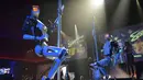 Dua robot menari striptis di Sapphire Gentlemen's Club di CES 2018 di Las Vegas, AS (8/1). Seperti layaknya manusia, ternyata robot-robot ini bisa menari striptis. (AFP Photo/Mandel Ngan)