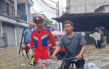 Momen Menegangkan Ibu Hamil dan Balita Dievakuasi dari Banjir Satu Meter di Duri Kosambi