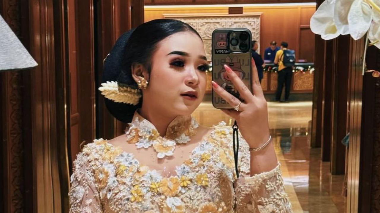 Potret Niken Salindry Tanpa Kebaya yang Bikin Pangling, Tetap Cantik Meski Pakai Outfit Kasual dan Makeup Natural