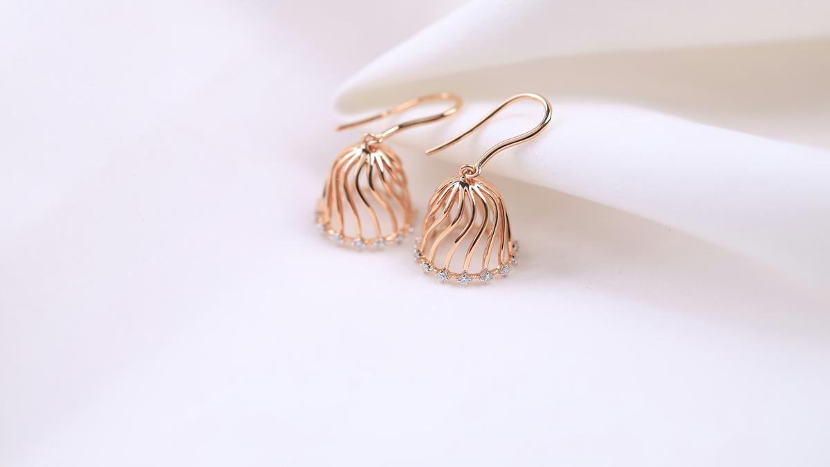 5 Model Anting Emas Simple Elegan, Tampil Cantik di Setiap Momen