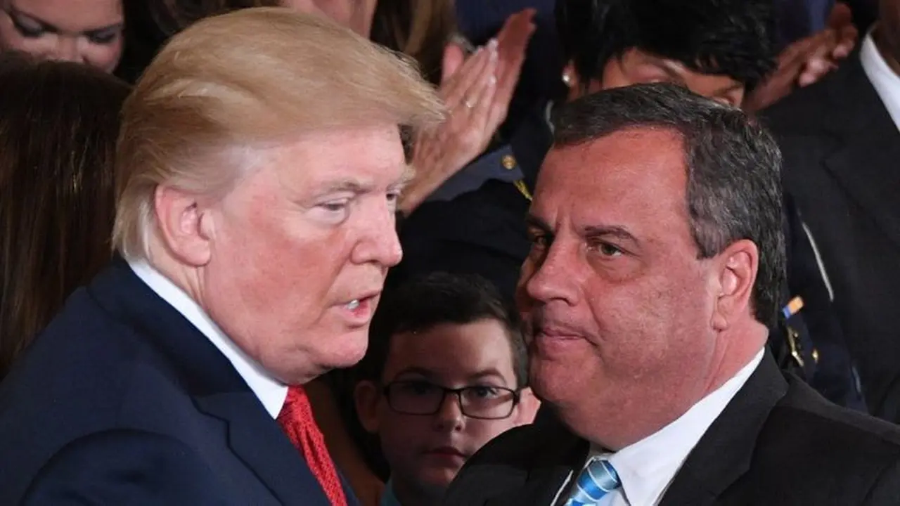 Chris Christie (kanan) adalah sekutu lama Presiden Trump.