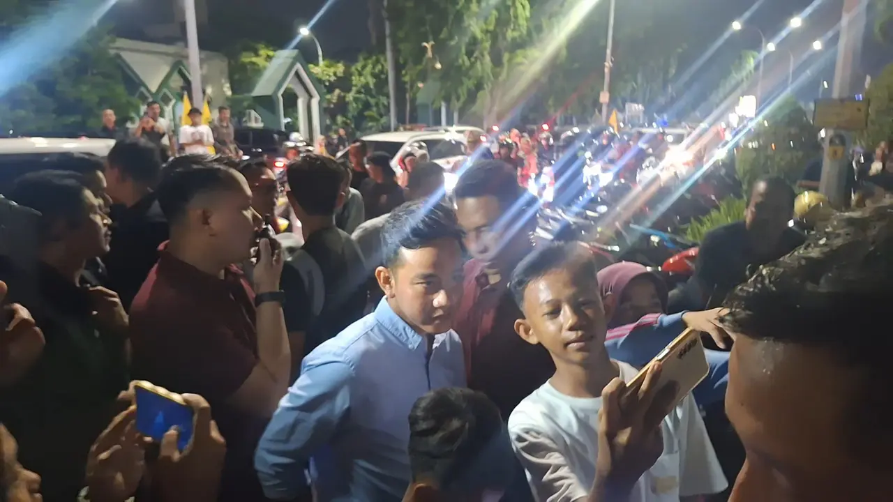 Gibran Kunjungi Alun-Alun Karawang, Traktir Warga Balon hingga Air Minum