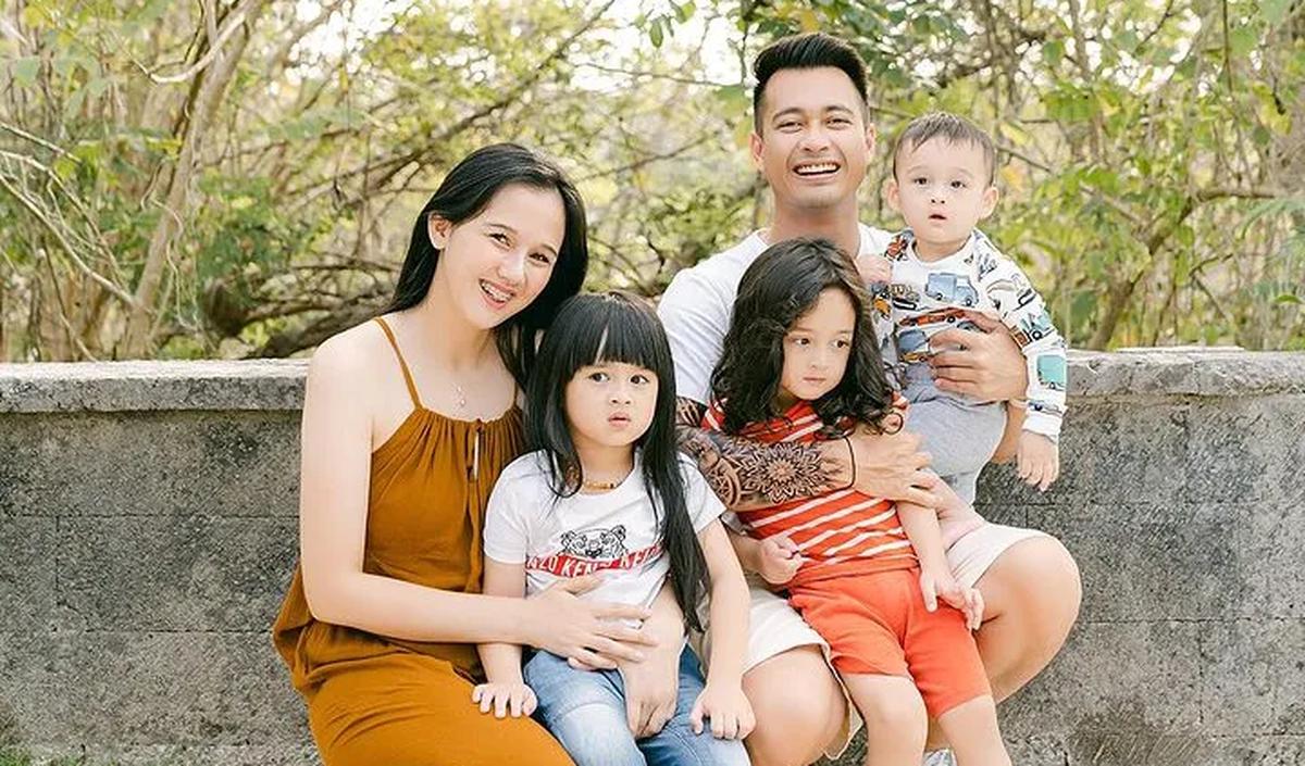 Potret keluarga&nbsp; Eza Gionino langsung mencuri perhatian. Keluarga Eza disebut keluarga 'Good Looking'.<br>