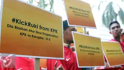 Komunitas Suporter Antikorupsi menunjukkan poster yang bertuliskan hashtag '#KickRuki from KPK' saat melakukan aksi di KPK, Jakarta, Jumat (19/6/2015). Dalam aksinya suporter meminta KPK agar membongkar kasus mafia PSSI. (Liputan6.com/Helmi Afandi)