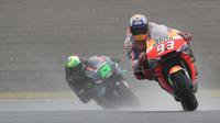 Pembalap Repsol Honda, Marc Marquez, berhasil meraih pole position MotoGP Jepang setelah mencatatkan waktu tercepat pada sesi kualifikasi di Sirkuit Twin Ring Motegi, Sabtu (19/10/2019). (AFP/Toshifumi Kitamura)