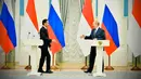 Presiden Joko Widodo (kiri) bersama Presiden Rusia Vladimir Putin usai menyampaikan pernyataan bersama di Istana Kremlin, Moskow, Rusia, Kamis (30/6/2022). Dalam pertemuan itu Jokowi meminta ruang dialog bagi Ukraina-Rusia untuk segera menyelesaikan permasalahan kedua negara tersebut. (FOTO: Biro Pers Sekretariat Presiden)