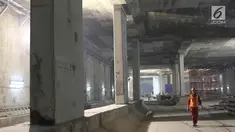 Suasana pembangunan stasiun MRT Bundaran HI, Jakarta, Kamis (19/10). Tahap I yang menghubungkan Lebak Bulus-Bundaran HI sepanjang 15.7 km nantinya akan memiliki 13 stasiun (7 stasiun layang dan 6 stasiun bawah tanah). (Liputan6.com/Immanuel Antonius)