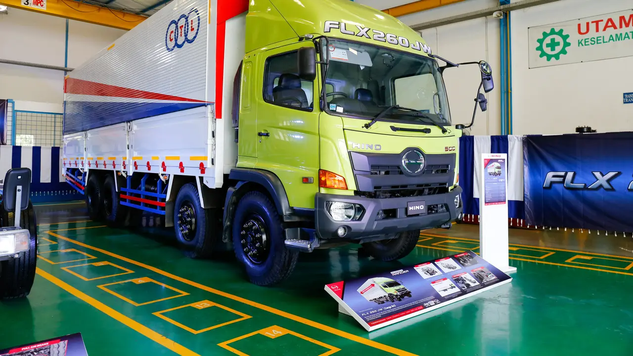Hino Hadirkan 2 Model Baru, FLX 260 JW (8x2) dan Bus R 260 AS (Ist)
