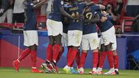 Marcus Thuram (15) dari Prancis dikerumuni rekan satu timnya setelah mencetak gol pada pertandingan sepak bola kualifikasi Grup B Euro 2024 antara Prancis dan Irlandia di stadion Parc des Princes di Paris, Kamis, 7 September 2023. (AP Photo/Michel Euler)