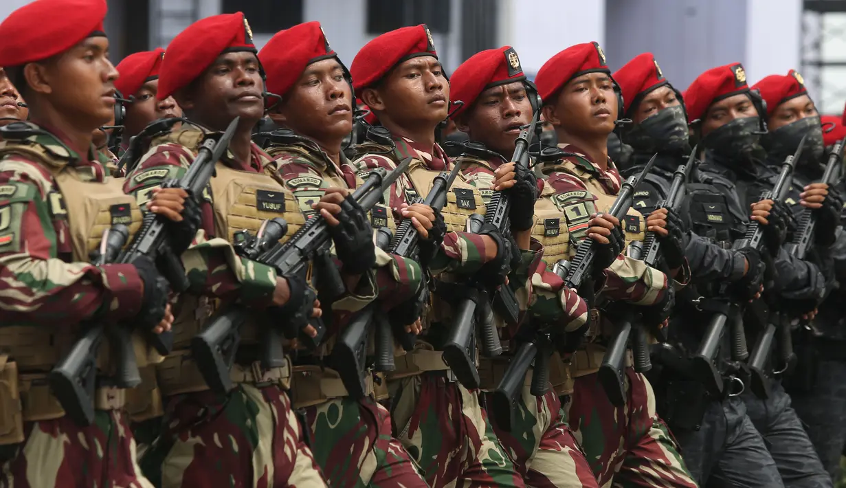 Tentara Nasional Indonesia (TNI) menggelar gladi bersih Hari Ulang Tahun (HUT) ke-80 di lapangan Monumen Nasional (Monas), Jakarta, Jumat (3/10/2025). (merdeka.com/Arie Basuki)