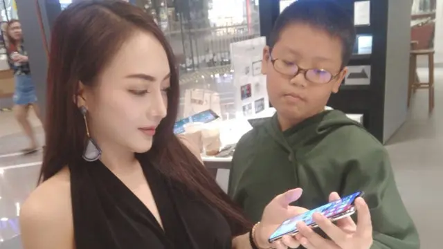Viral, Bocah 10 Tahun Gebet Model Seksi dan Beri Kado iPhone X