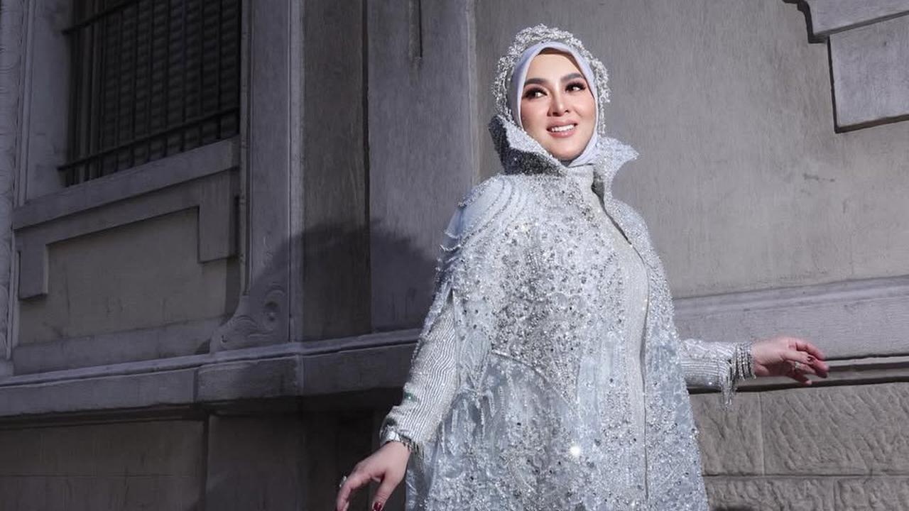 7 Potret Model Gaun Putih Syahrini di Festival Film Cannes 2025, Ada Detail Motif Burung Unik