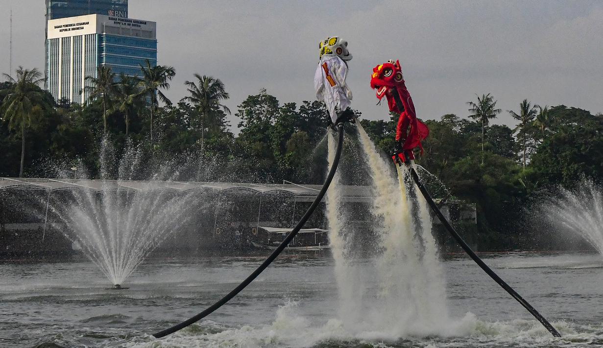 Penampil mengenakan kostum barongsai beratraksi Aerial Lion Dance di Danau Senayan Park, Jakarta, 14 Februari 2026. (merdeka.com/Arie Basuki)