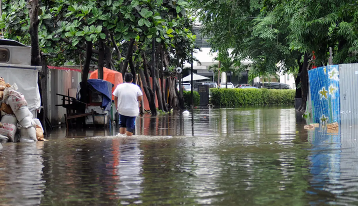 Hujan yang mengguyur Jakarta sejak Minggu (8/2/2015) mengakibatkan banjir di sejumlah wilayah. Tampak, kondisi genangan air di sekitar jalan Kemang Raya, Jakarta, Selasa (10/2/2015). (Liputan6.com/Helmi Fithriansyah)