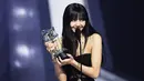 <p>Lisa menerima penghargaan Best K-Pop pada ajang MTV VMA 2022 di Prudential Center, Newark, New Jersey, Amerika Serikat, 28 Agustus 2022. Nama Lisa BLACKPINK pun masuk ke puncak trending topic Twitter atas kemenangannya kali ini. (Theo Wargo/Getty Images for MTV/Paramount Global/AFP)</p>