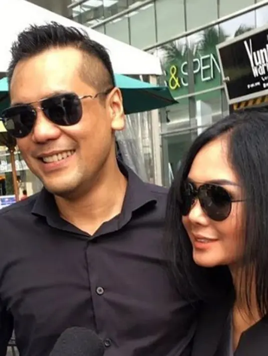 Berbagai komentar bermunculan. Ada yang mengatakan bahwa Chiko melamar Yuni ada juga yang membantah. Dalam komentar lainnya, kedatangan Yuni bersama Chiko di Kediri dalam rangka memenuhi undangan nikahan dari saudaranya. (Instagram/chicohakim)