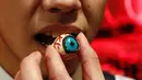 Seorang pelayan menunjukkan cokelat dalam bentuk bola mata yang disajikan di bar bertema vampir, Beijing, Cina, Jumat (28/11/2014). (REUTERS/Kim Kyung-Hoon) 